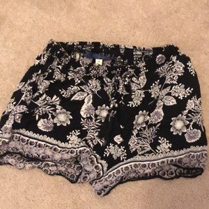Black shorts with print paisley